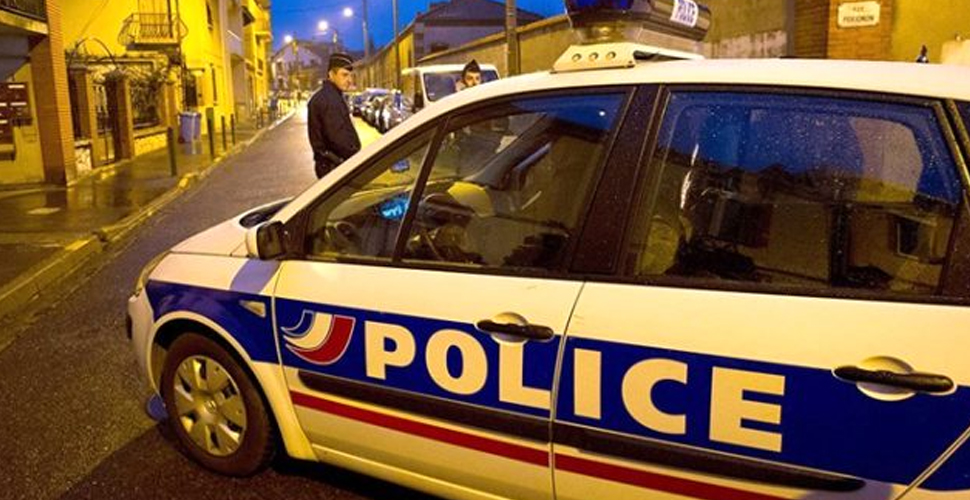 Paris'ta iki grup arasında çatışma