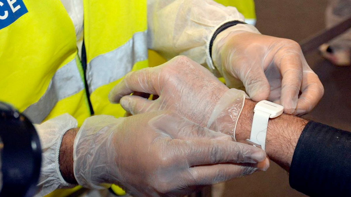 Bakan Koca: Pozitif vakalara elektronik bileklik takılacak