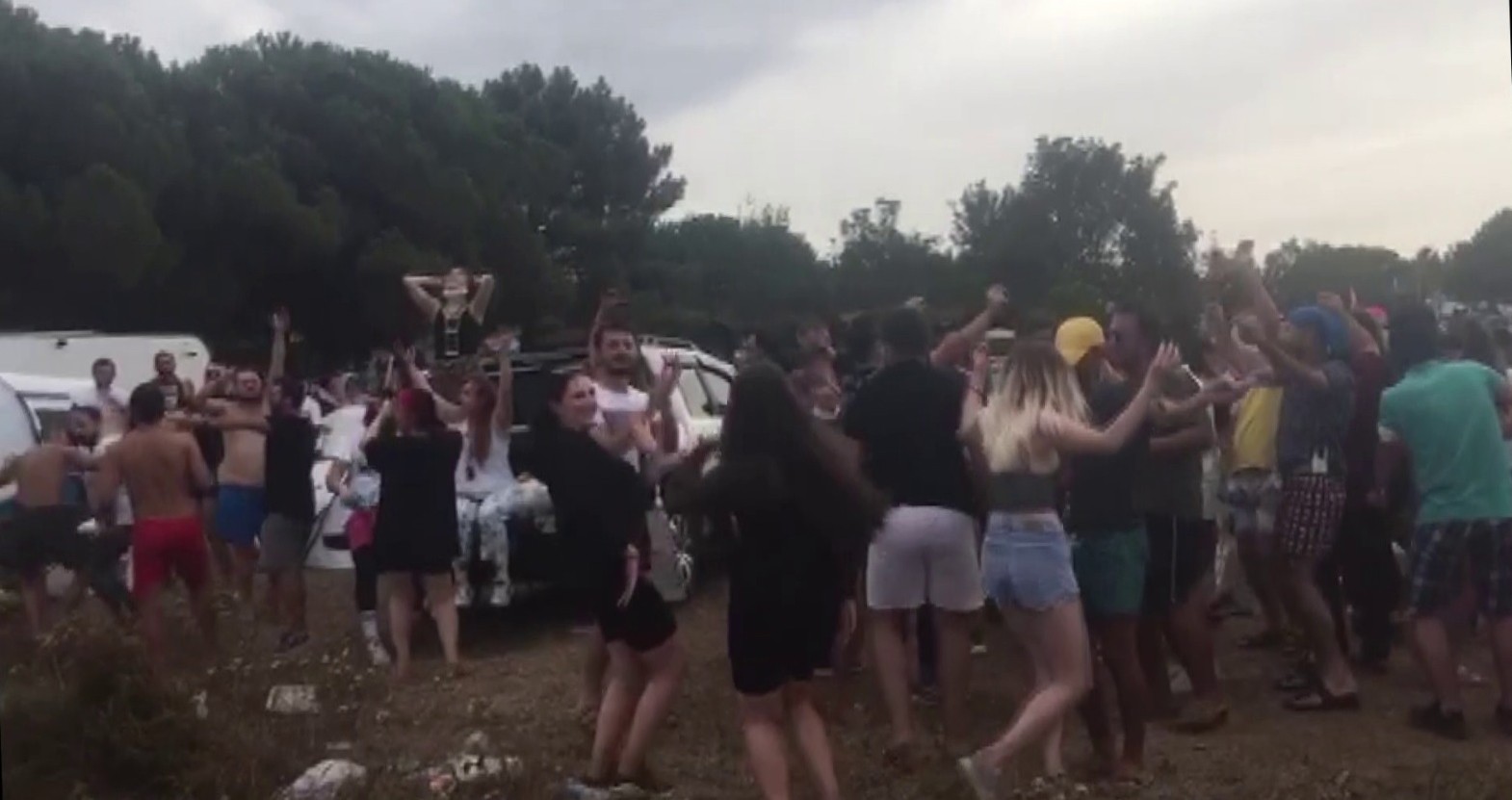 Şile’de sosyal mesafenin unutulduğu festival 'pes' dedirtti