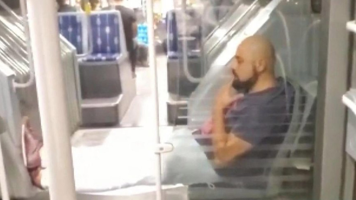 Metrobüste hem maske takmadı hem sigara içti