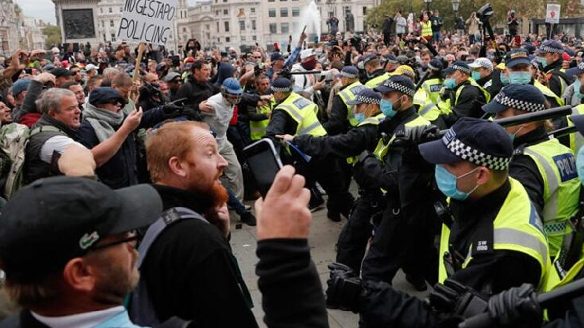 İngiltere'de karantina protestosuna polis müdahalesi