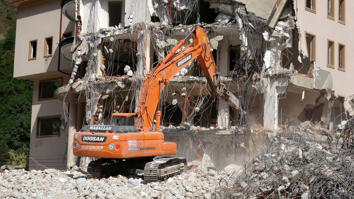 Selin vurduğu Giresun'da yıkım devam ediyor