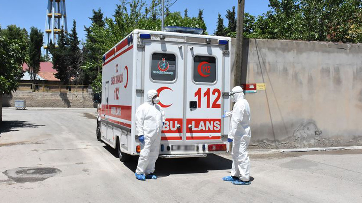 Karantinada olduğunu gizleyip komşularıyla ekmek yaptı, test sonucu pozitif çıktı