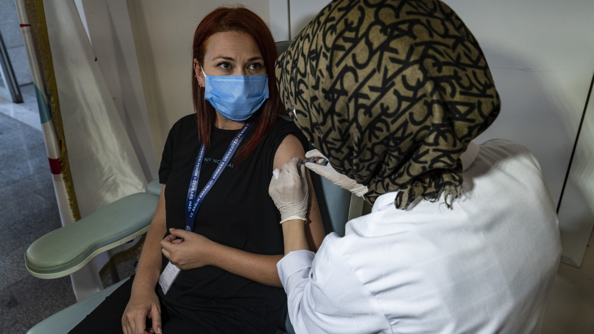 İstanbul'da 4 sağlıkçı koronavirüs aşısı oldu