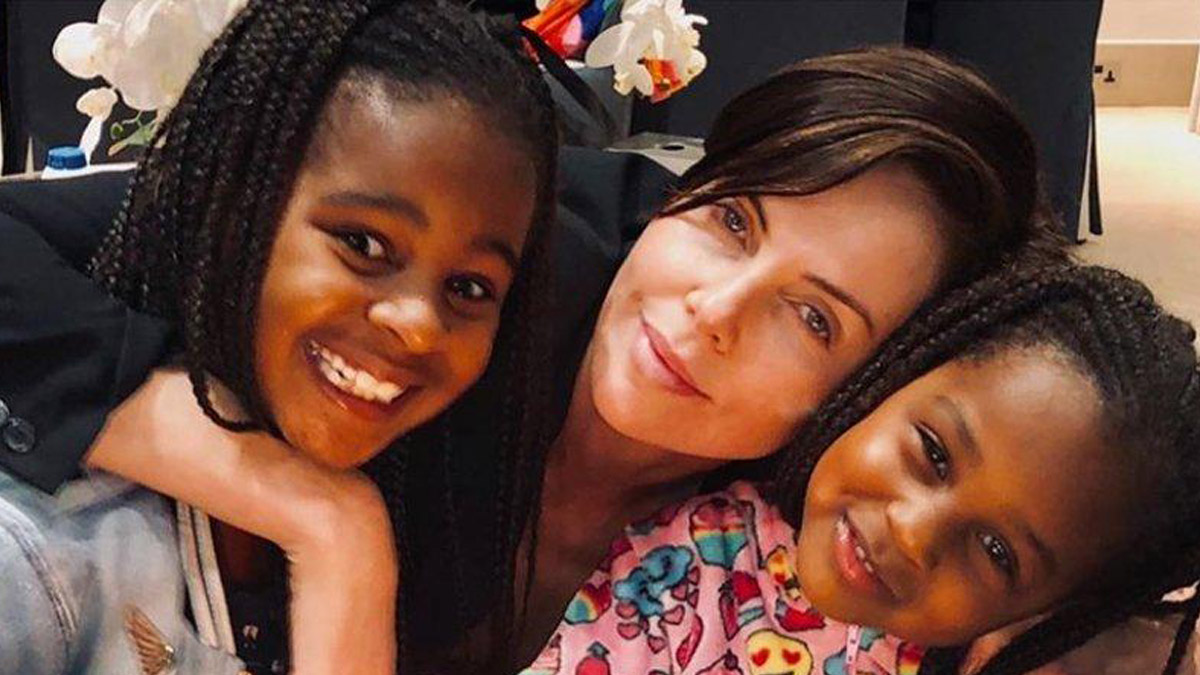 Charlize Theron'dan mutlu aile pozu