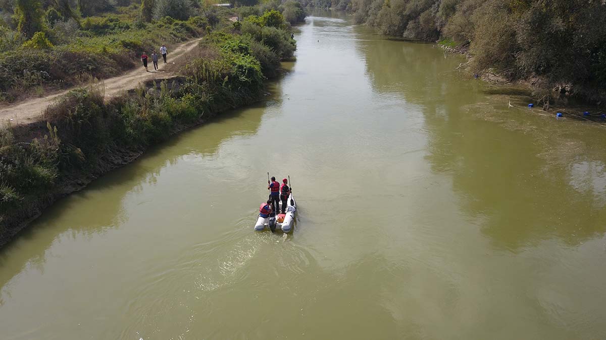 Sakarya Nehri'ne giren 4 çocuktan biri kayboldu