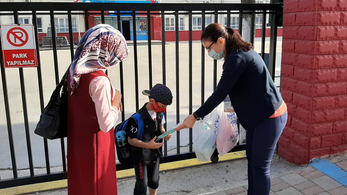 Aydın Büyükşehir, okula başlayan küçükleri unutmadı