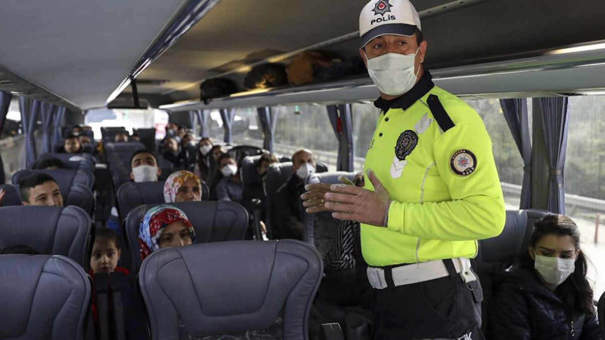 Karantinada olmaları gerekirken seyahat ederken yakalandılar