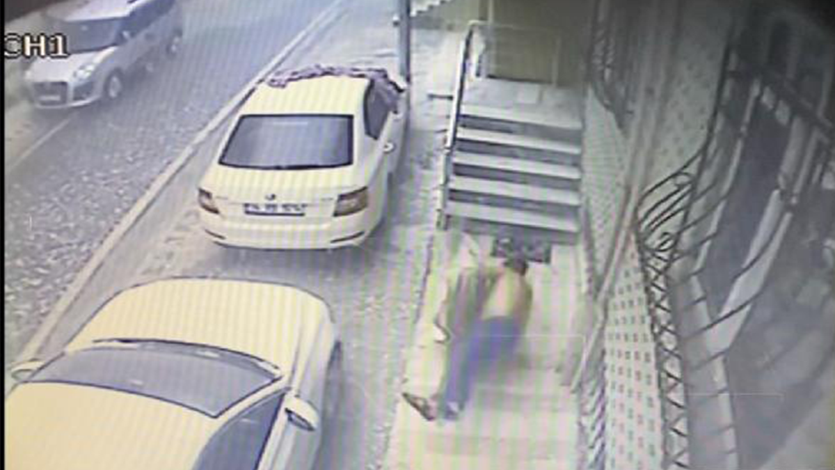 Araç sahibi otomobilini doludan korumak isterken böyle tepetaklak oldu