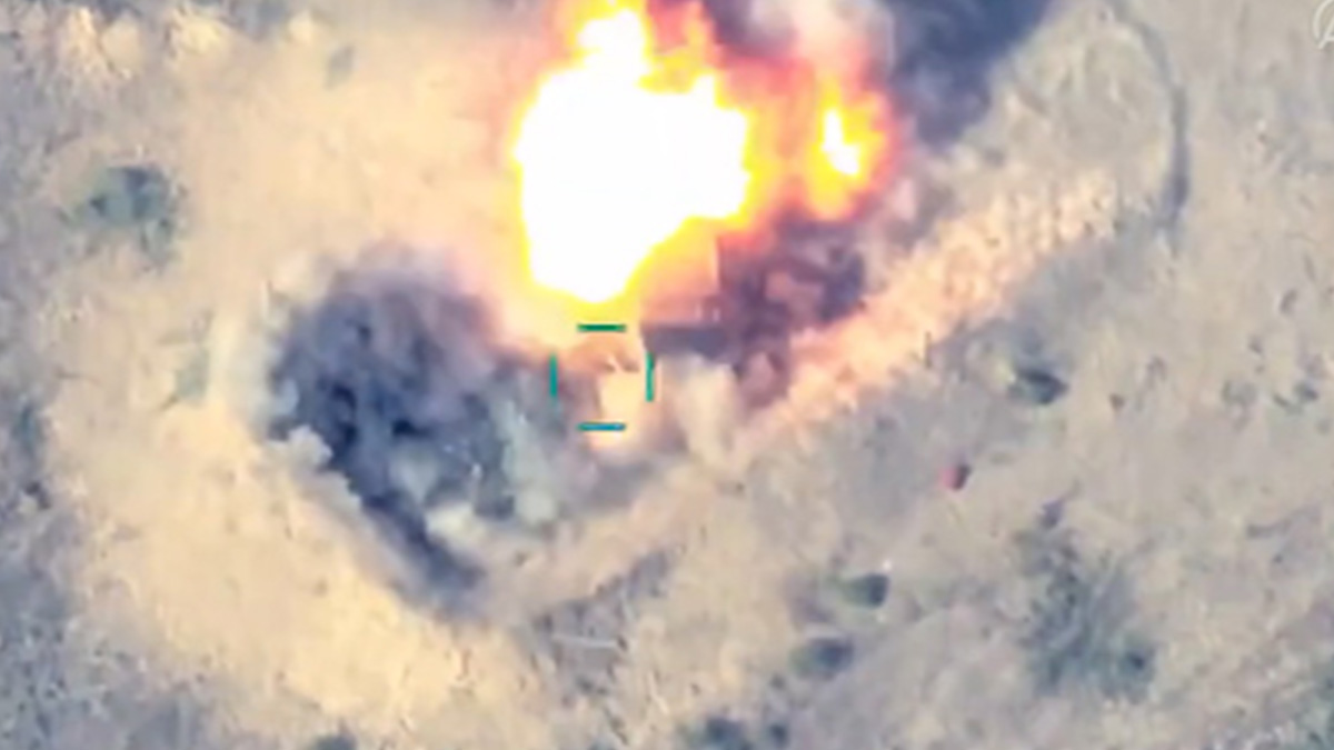 Azerbaycan Savunma Bakanlığı Ermenistan ordusuna ait tankların imha görüntülerini paylaştı.