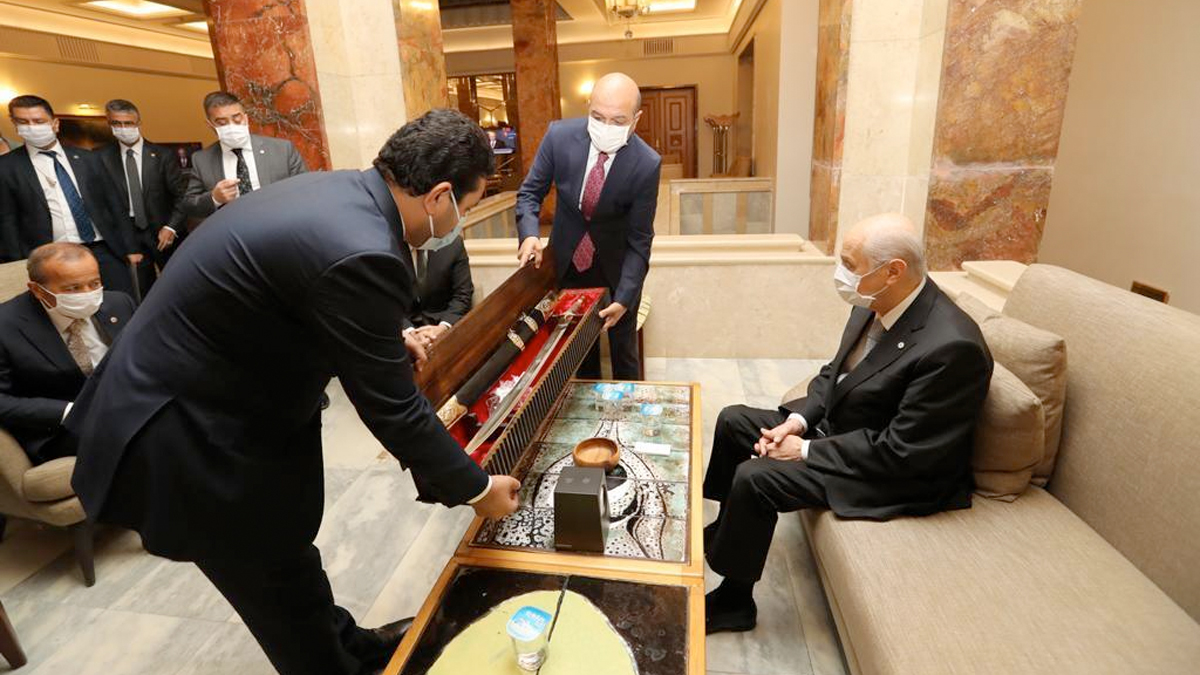 Bahçeli'ye Fetih suresi yazılı kılıç