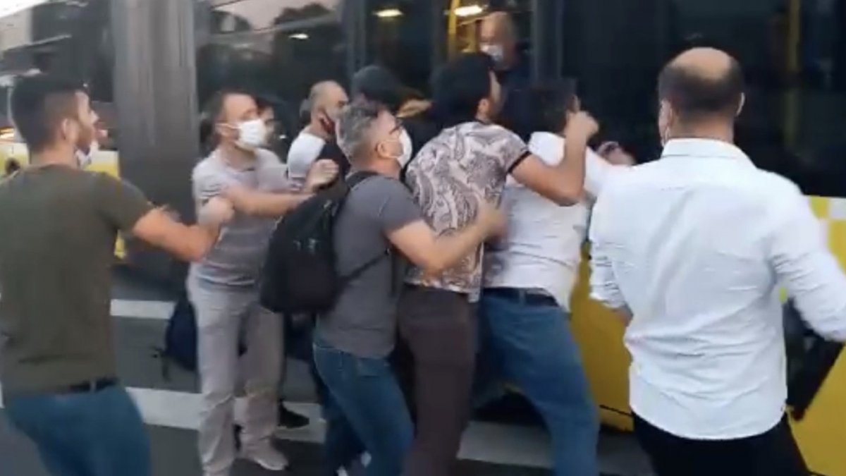 Metrobüs durağında 'Kız arkadaşıma yan baktın' kavgası