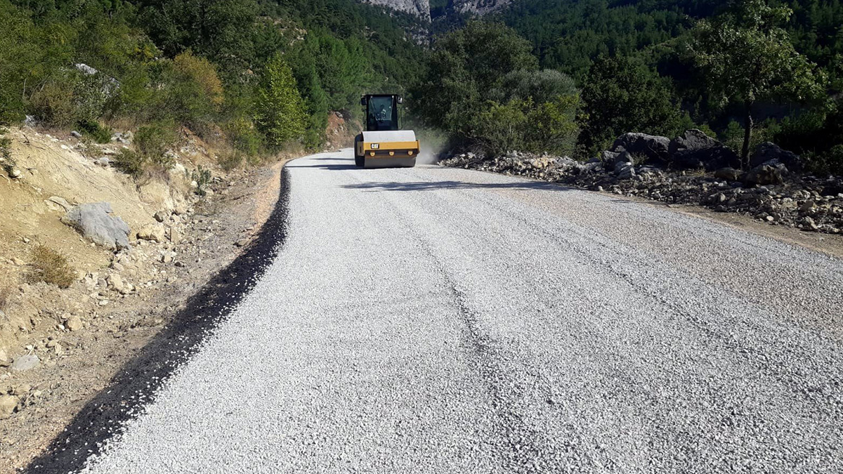 Manavgat'tan Çayyazı, Düzağaç ve Salkımevler'e asfalt