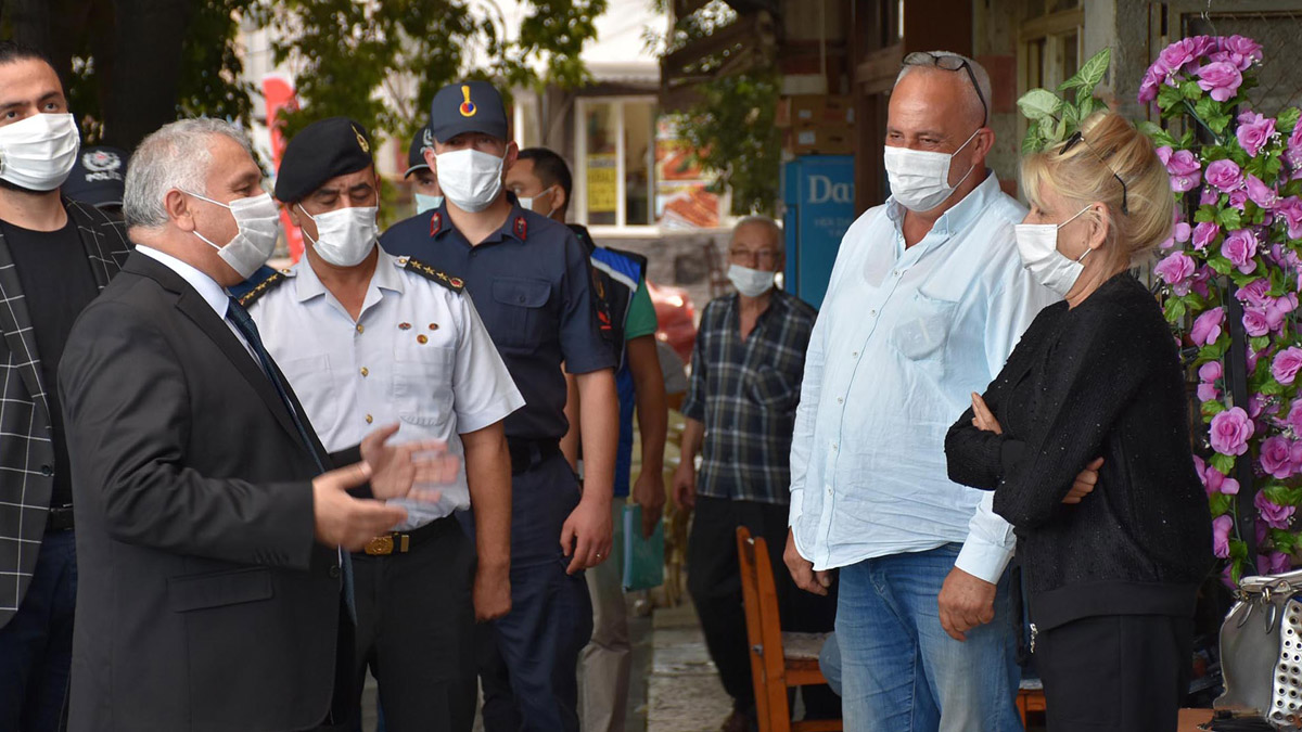 Sokak sokak gezen Vali'den maske takanlara teşekkür