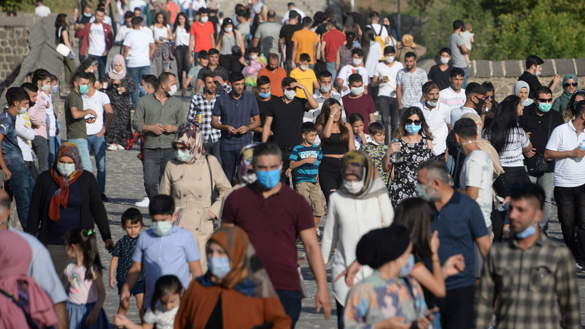 Sosyal mesafeye rüzgar ayarı! Prof. Dr. Tekin 'Eğer yoldan geçen biri öksürüyorsa' dedi ve uyardı