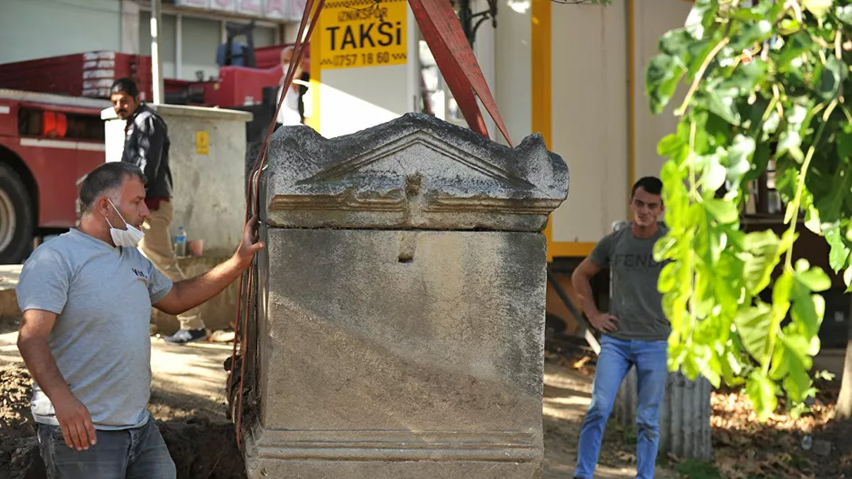 Taksi durağında yanına sandalye atılan 2 bin yıllık lahit müzeye kaldırıldı