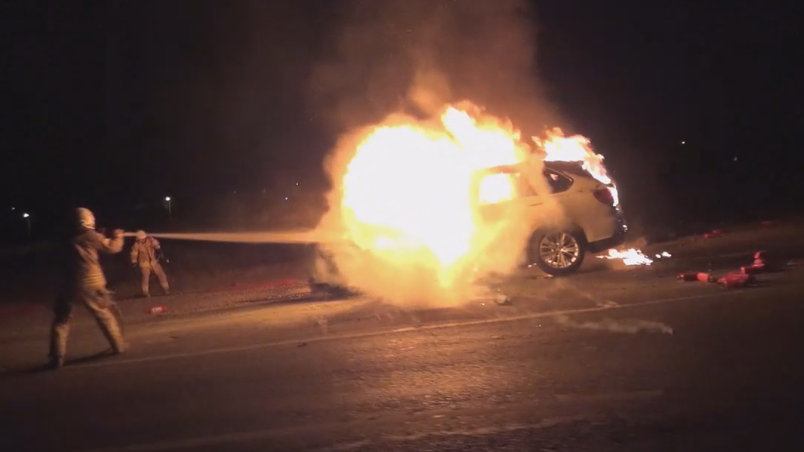 Lüks araç seyir halinde ilerlerken alev topuna döndü