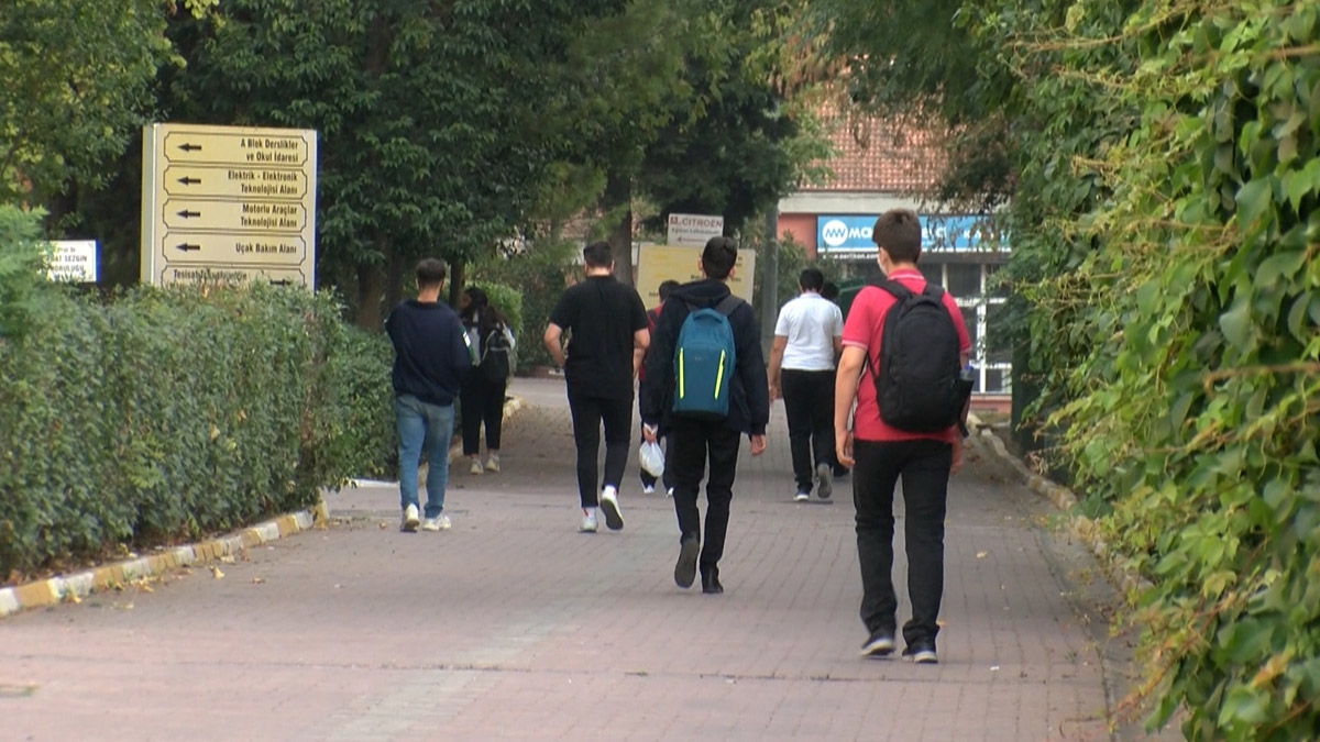 Yüz yüze eğitimde ders zili bu sefer meslek liseleri için çaldı