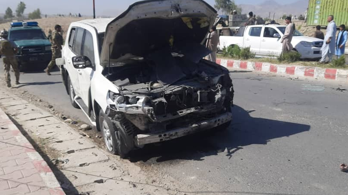 Afganistan'da valinin konvoyuna bombalı saldırı