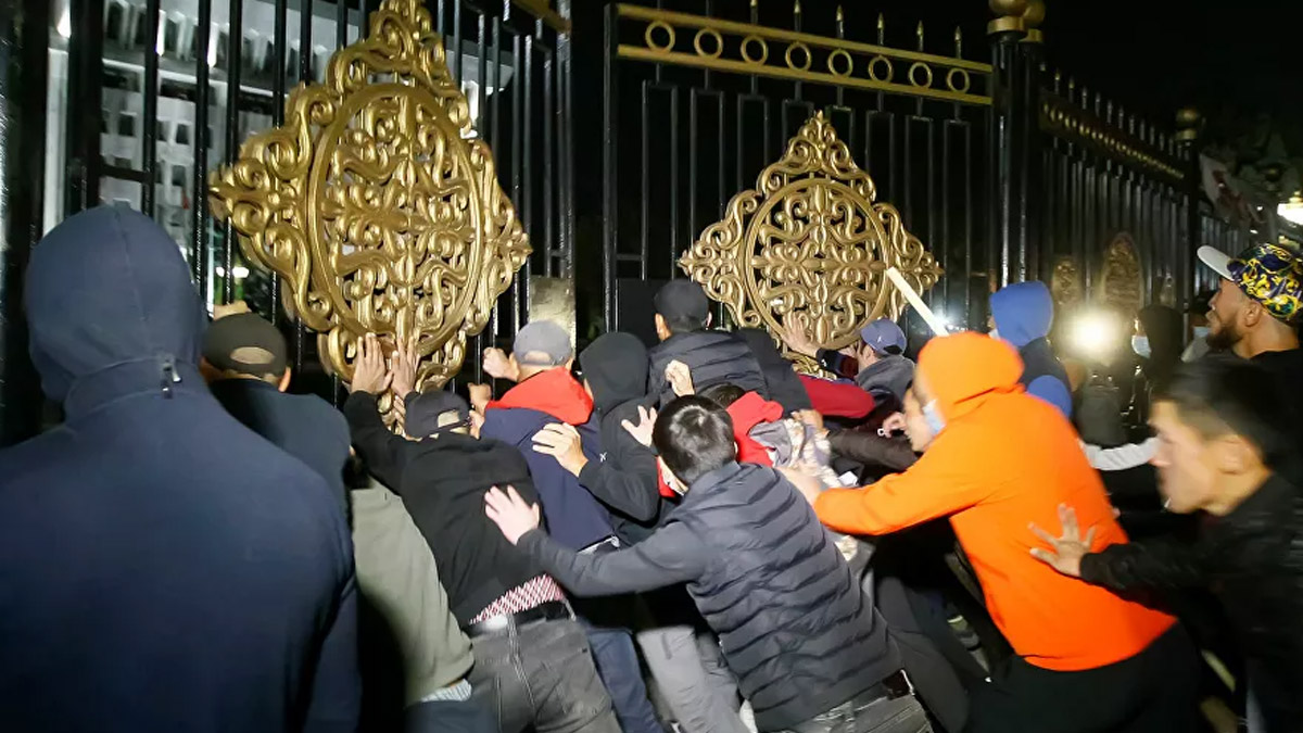 Son dakika: Kırgızistan’da göstericiler Cumhurbaşkanlığı Sarayına girdi