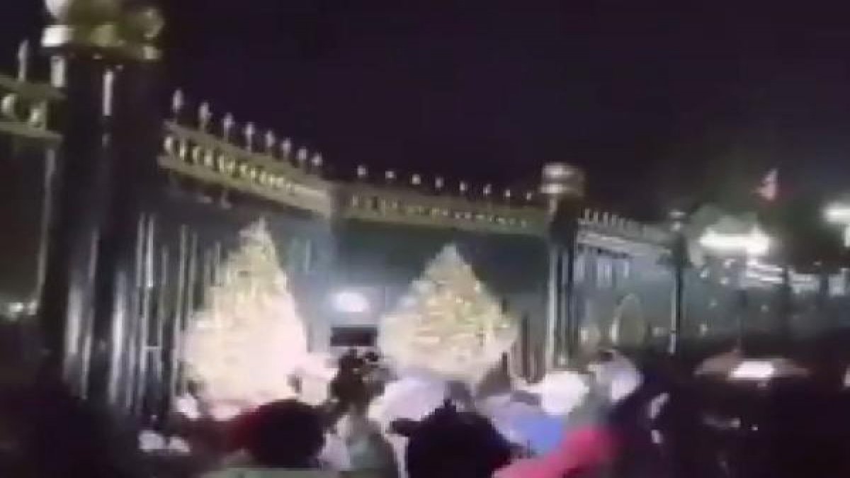 Kırgızistan'da seçim sonuçlarını protesto eden göstericiler parlamento binasına girdi