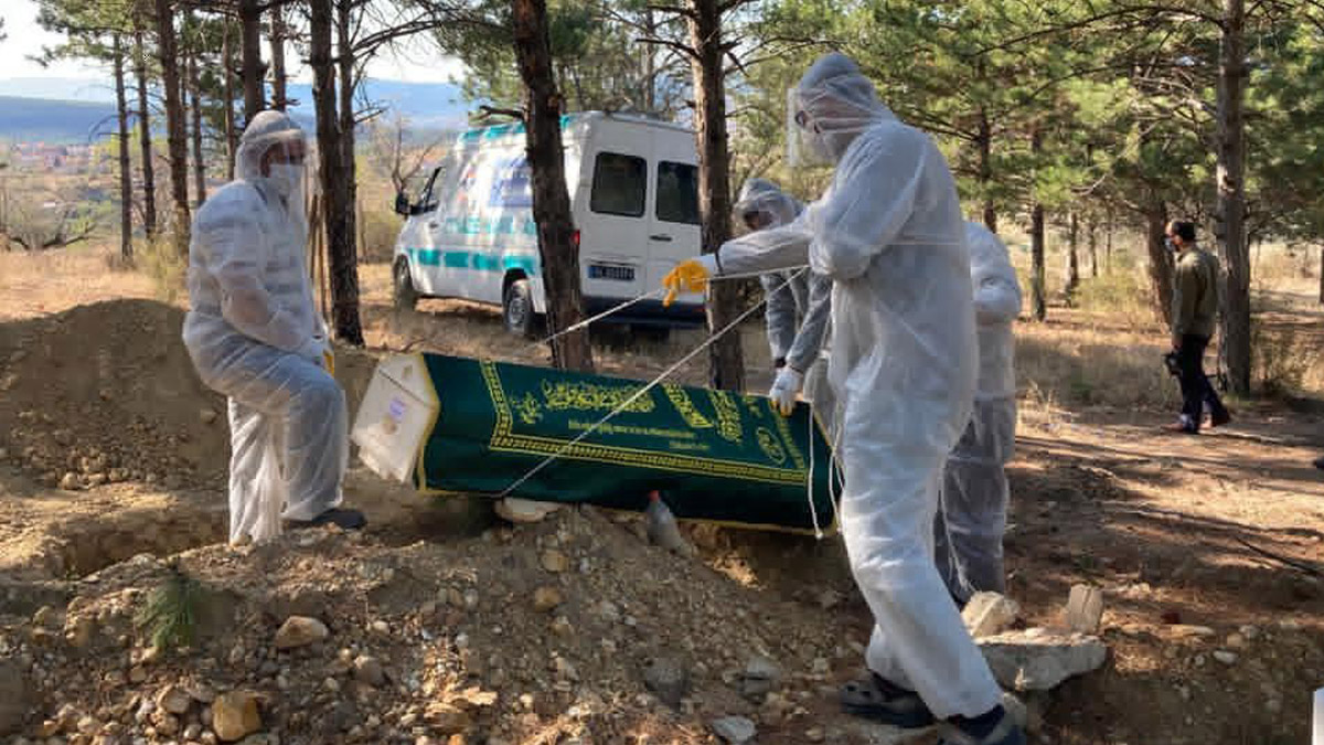 Koronavirüsten ölen 5 kişi tabutlarıyla gömüldü