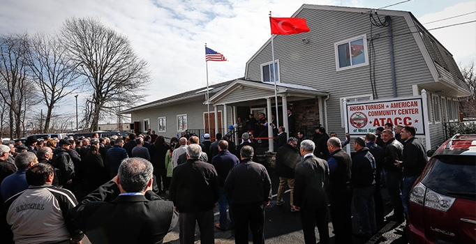 ABD’de Türk camisine 
taşlı saldırı