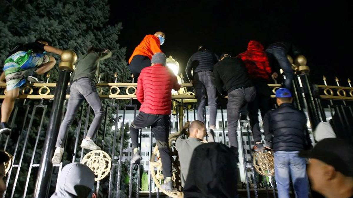 Son dakika! Kırgızistan'da Başbakan ve Meclis Başkanı istifa etti