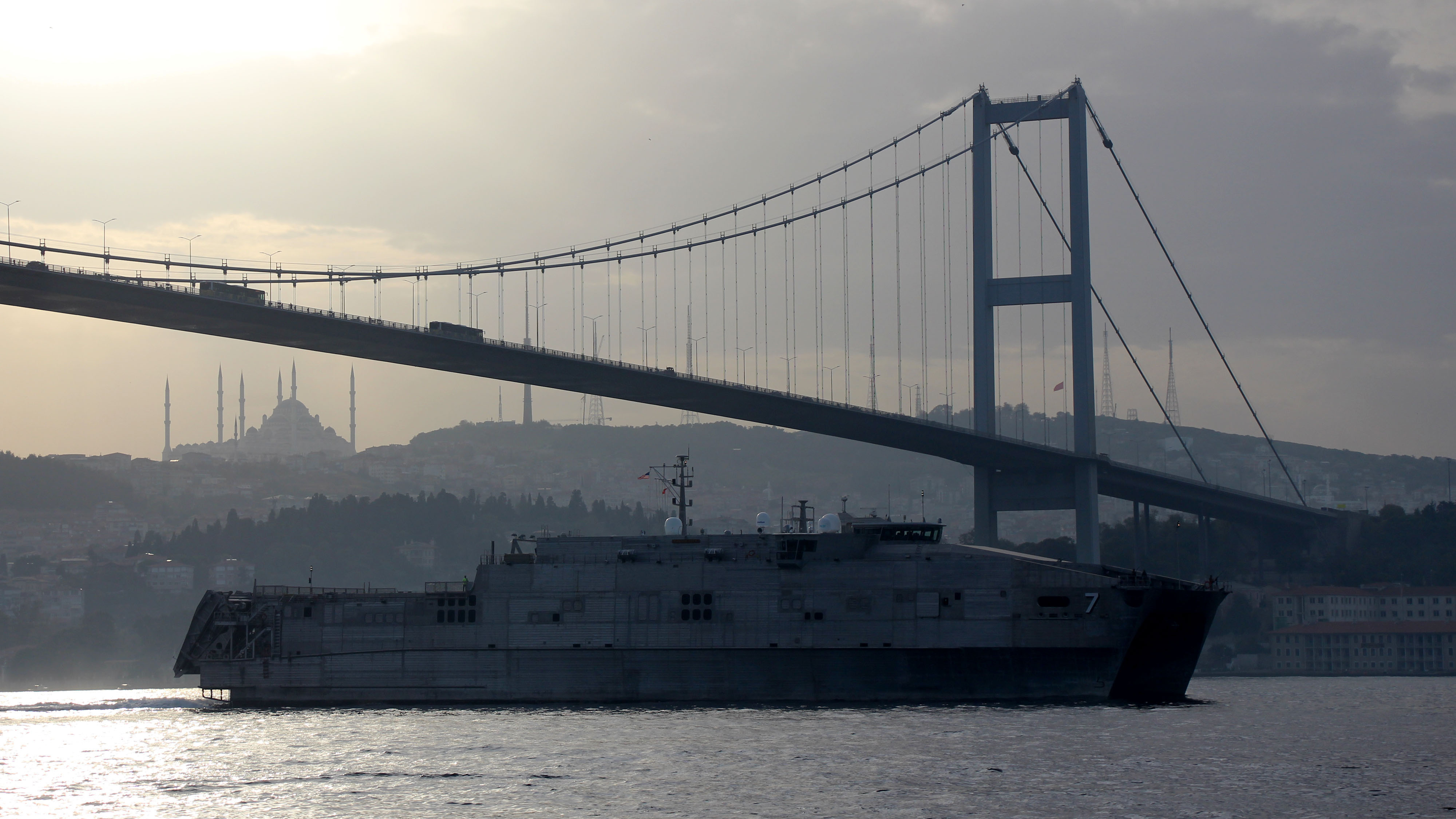 ABD savaş gemisi İstanbul Boğazı'ndan geçti