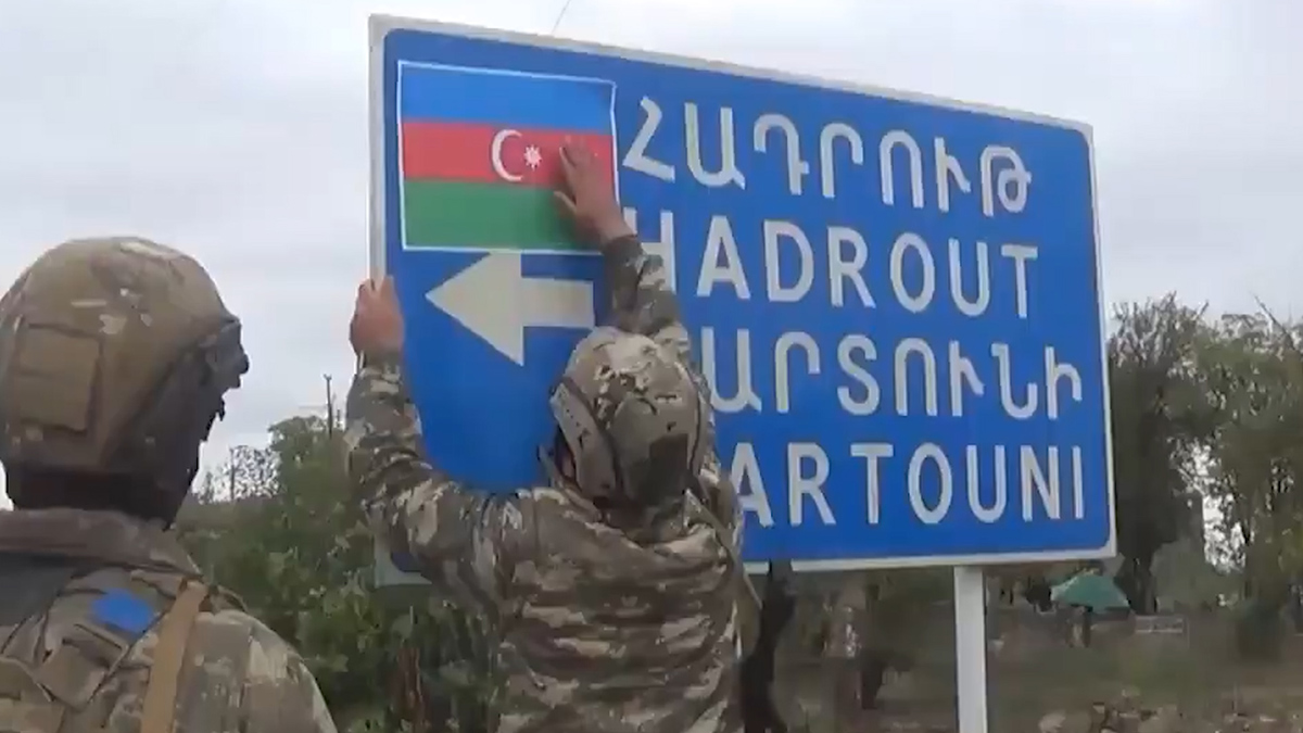 Cebrail kentine bağlı Şükürbeyli'ye de Azerbaycan bayrağı asıldı