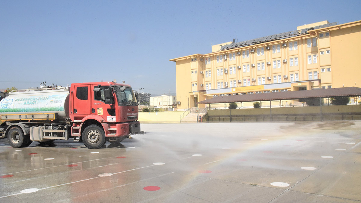 Toroslar'da okullar, yüz yüze eğitim öncesi temizleniyor
