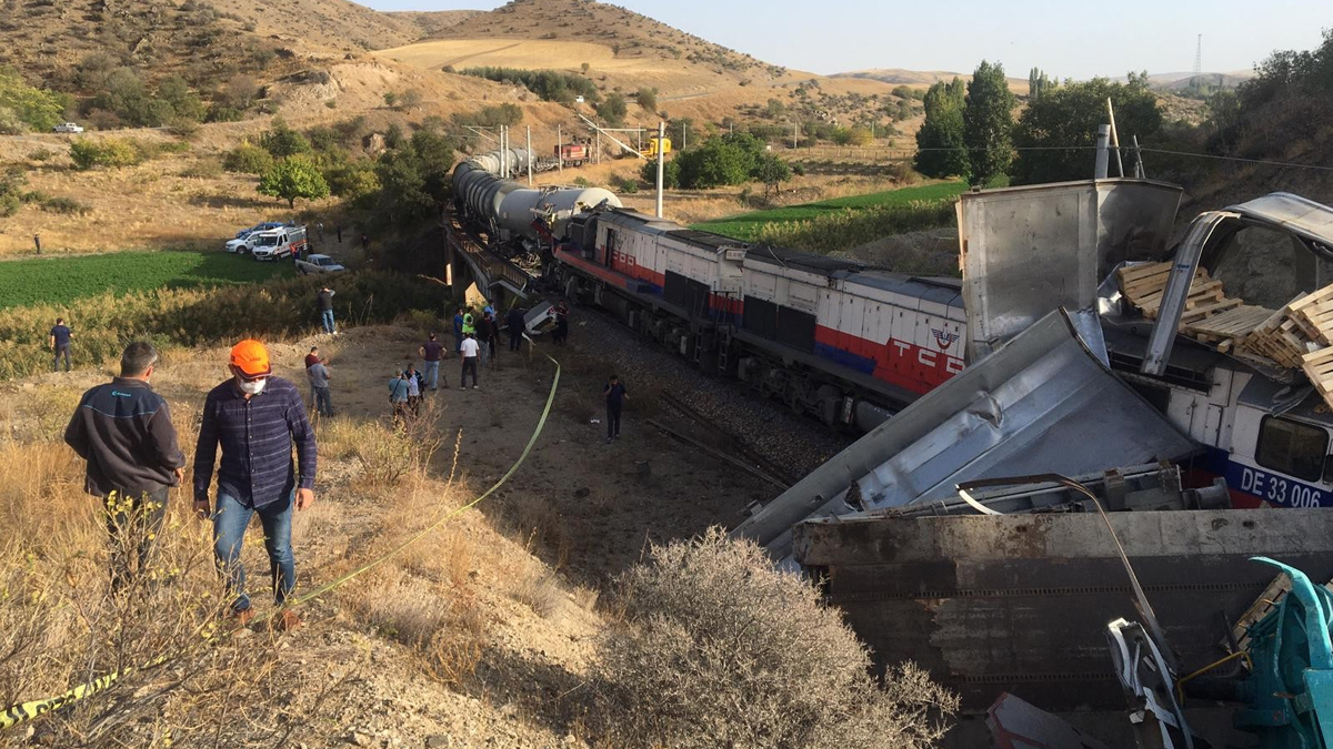 Yozgat'ta yük trenleri çarpıştı