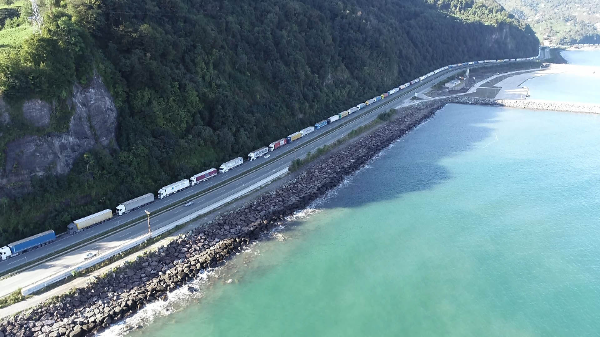 Ermeni köylerinde saldırıya uğrayan TIR'lar Sarp'a yöneldi