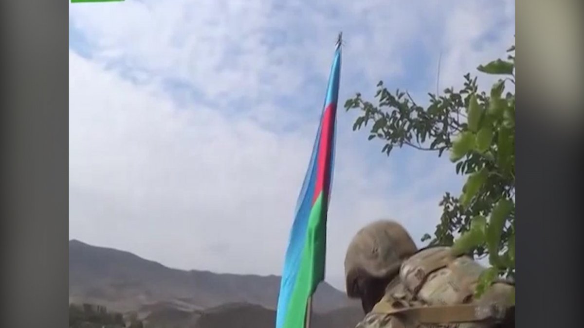 Azerbaycan ordusu İşgalden kurtarılan Cebrail'e de bayrak astı