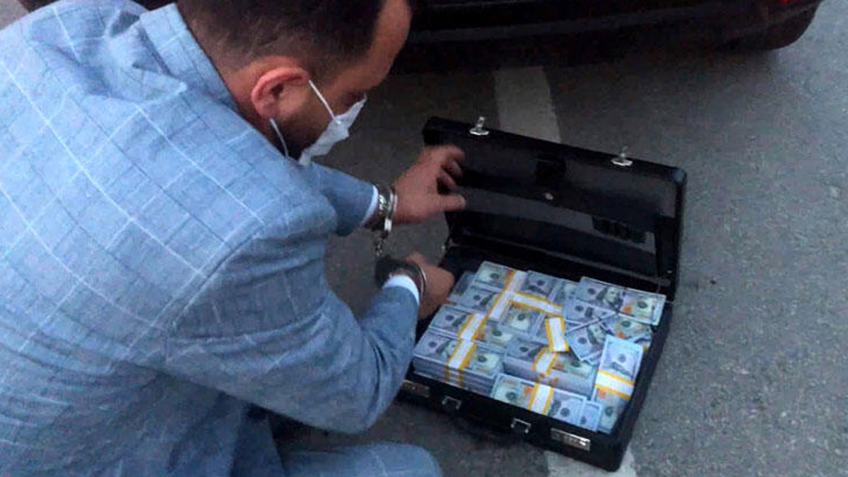 Mersin'de 2 milyon dolara yakın sahte para ele geçirildi