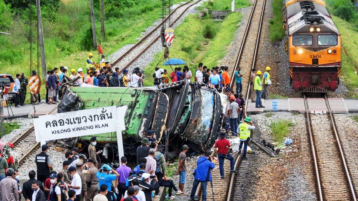 Son dakika! Tayland'da tren tur otobüsüne çarptı, çok sayıda ölü ve yaralı var