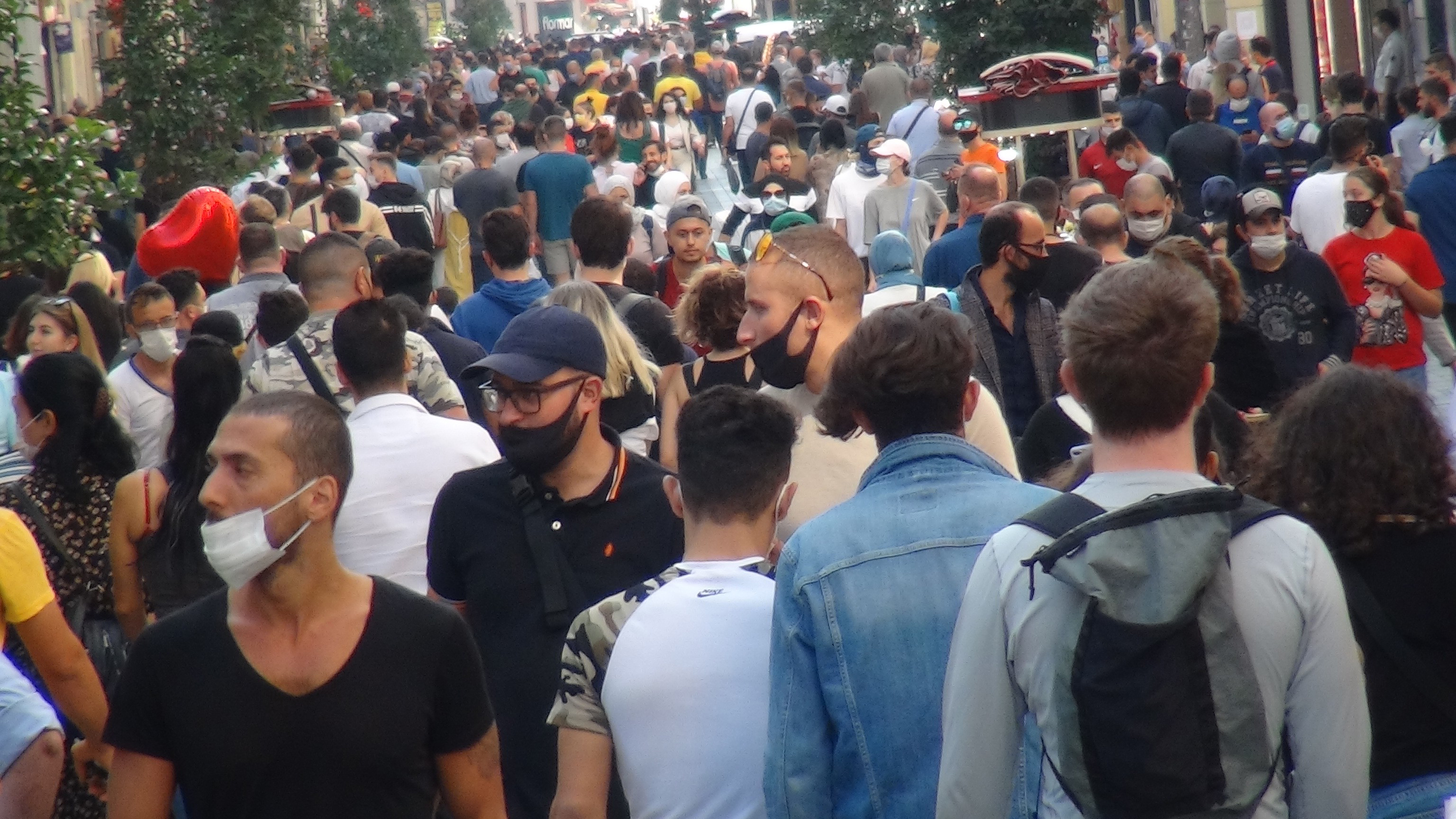 Koronayı umursayan yok: İstiklal Caddesi’nde insan seli