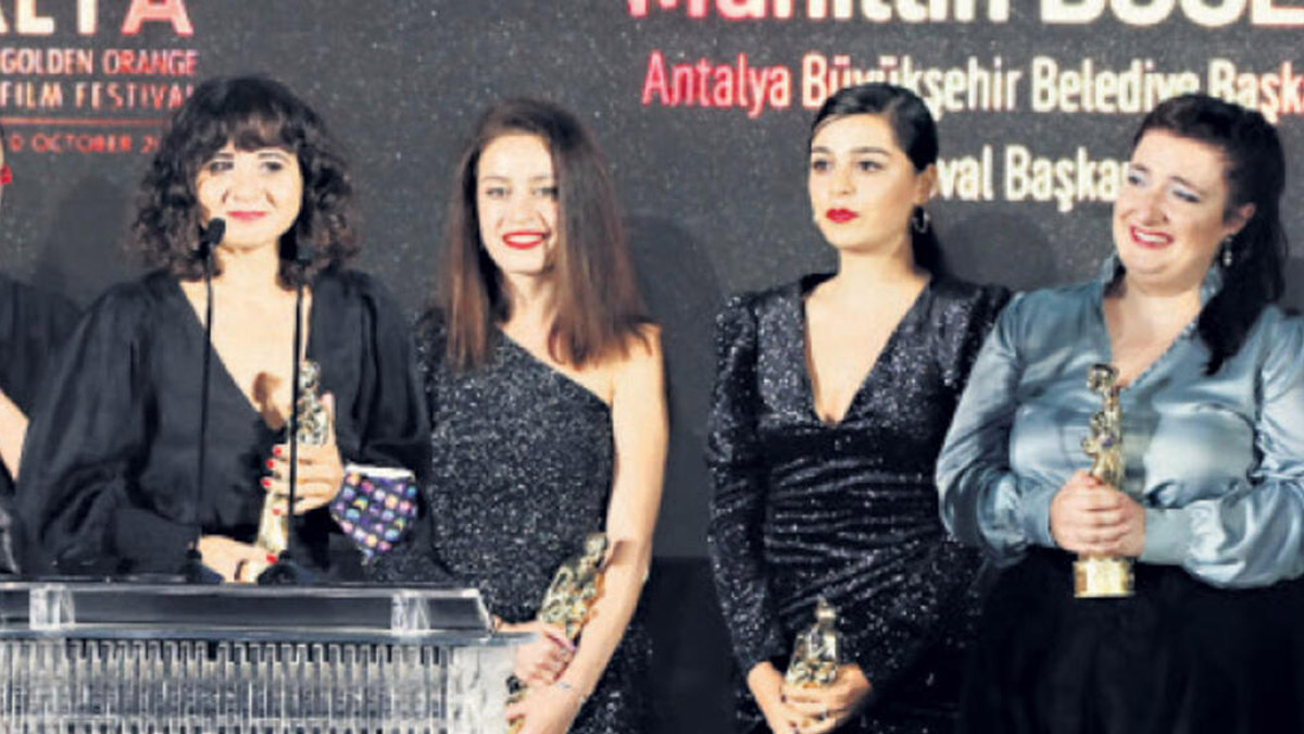 Kadınlar Altın Portakal’ı  sildi süpürdü