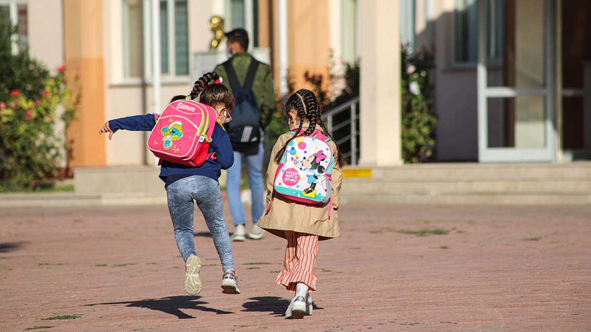 Yüz yüze eğitimde ikinci aşama başladı, çocuklar okulları doldurdu