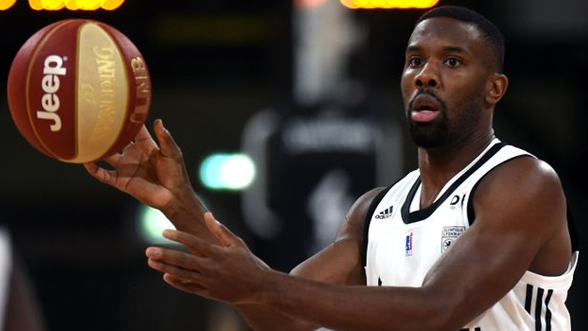 Koronavirüs testi pozitif çıkan basketbolcu maça çıktı