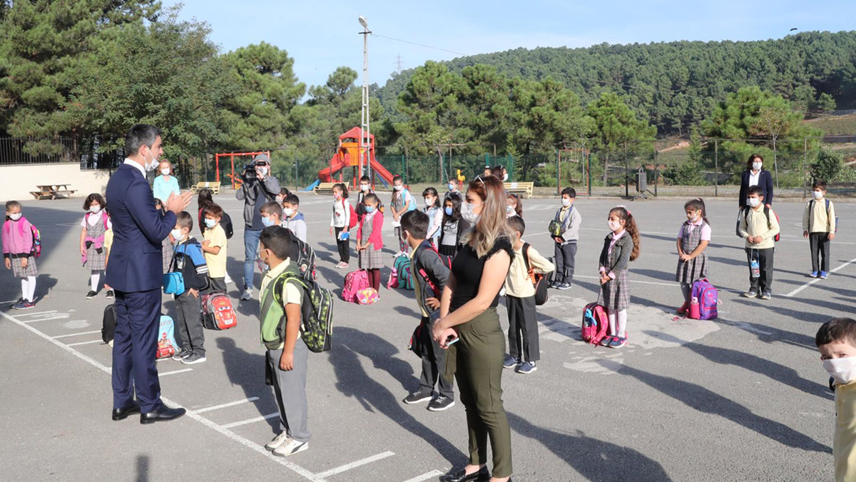 Başkan Gökhan Yüksel, yüz yüze eğitimin ilk gününde öğrencileri yalnız bırakmadı