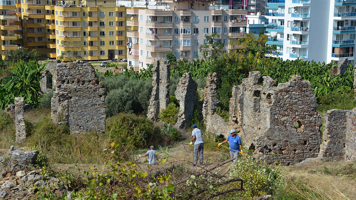 Antalya Büyükşehir'den Naula Antik Kent'inde temizlik çalışması