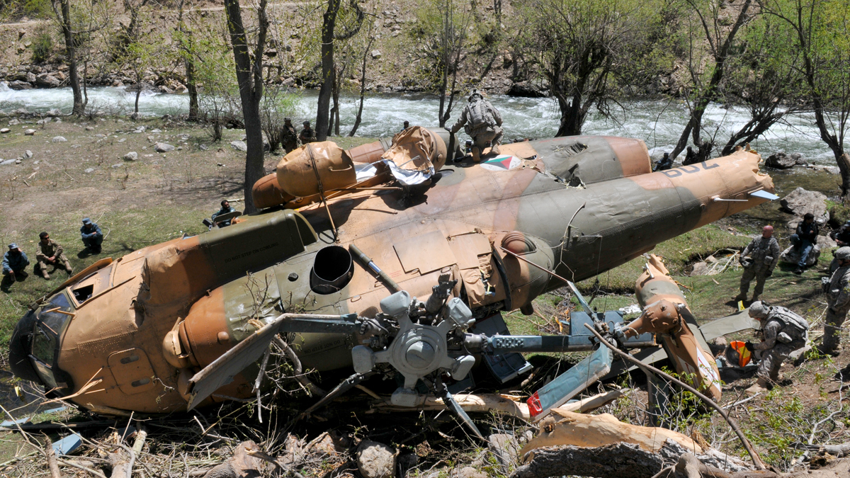 Afganistan'da 2 askeri helikopter düştü: 9 ölü