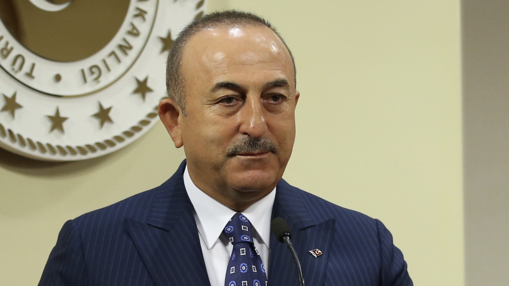 Çavuşoğlu: Ermenistan savaş suçu işliyor