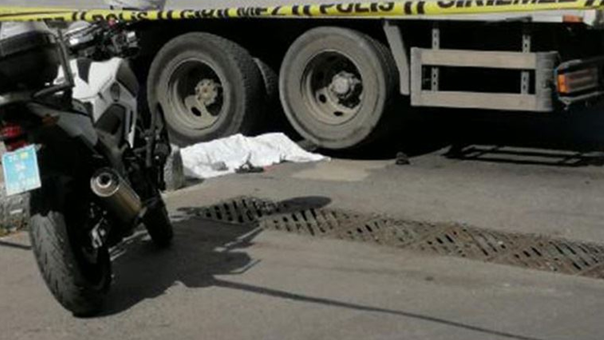 Işıklarda cam silen çocuk kamyonun altında kaldı