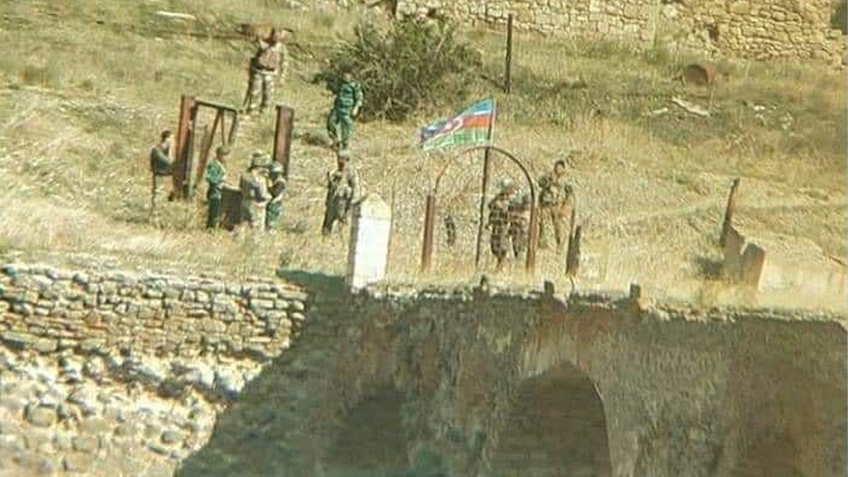 Aliyev: Tarihi Hudaferin Köprüsü'ne Azerbaycan bayrağı dikildi