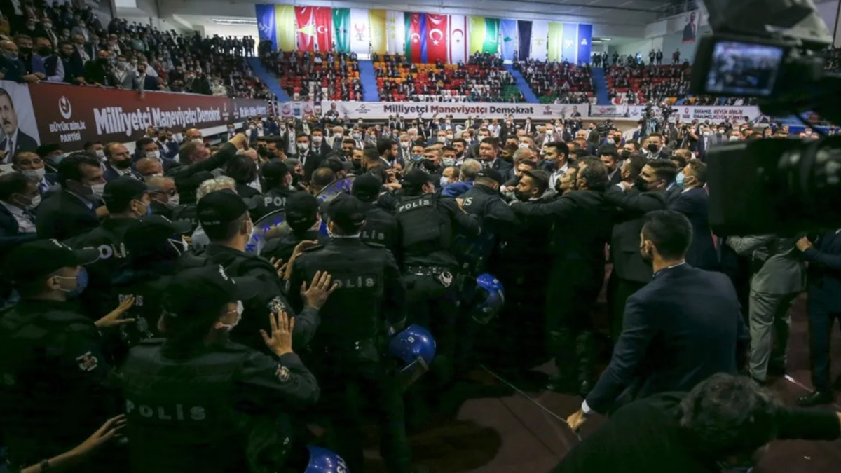 BBP kongresinde yumruklar konuştu! Delegeleri salona giren polis ayırdı