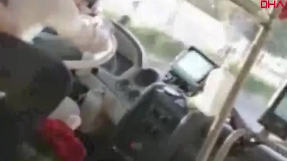 Otobüs şoförü, direksiyon başında sosyal medyaya atmak için video çekti