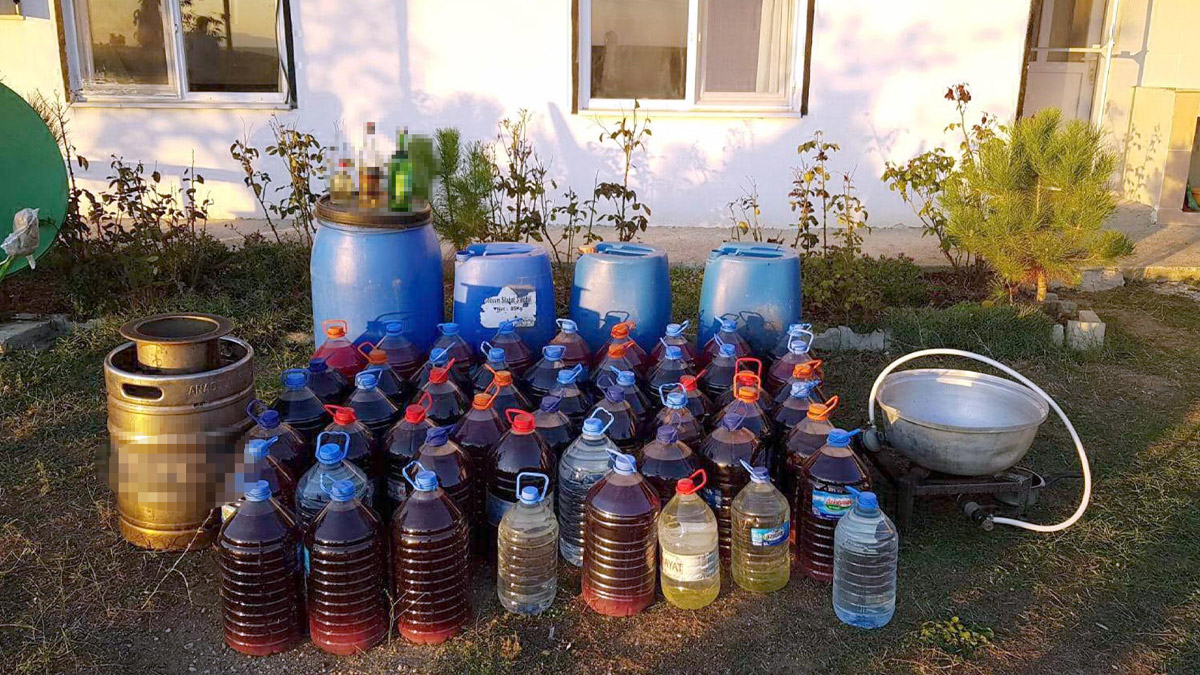 Tekirdağ’da bağ evine sahte içki operasyonu! 586 litre alkol ele geçirildi
