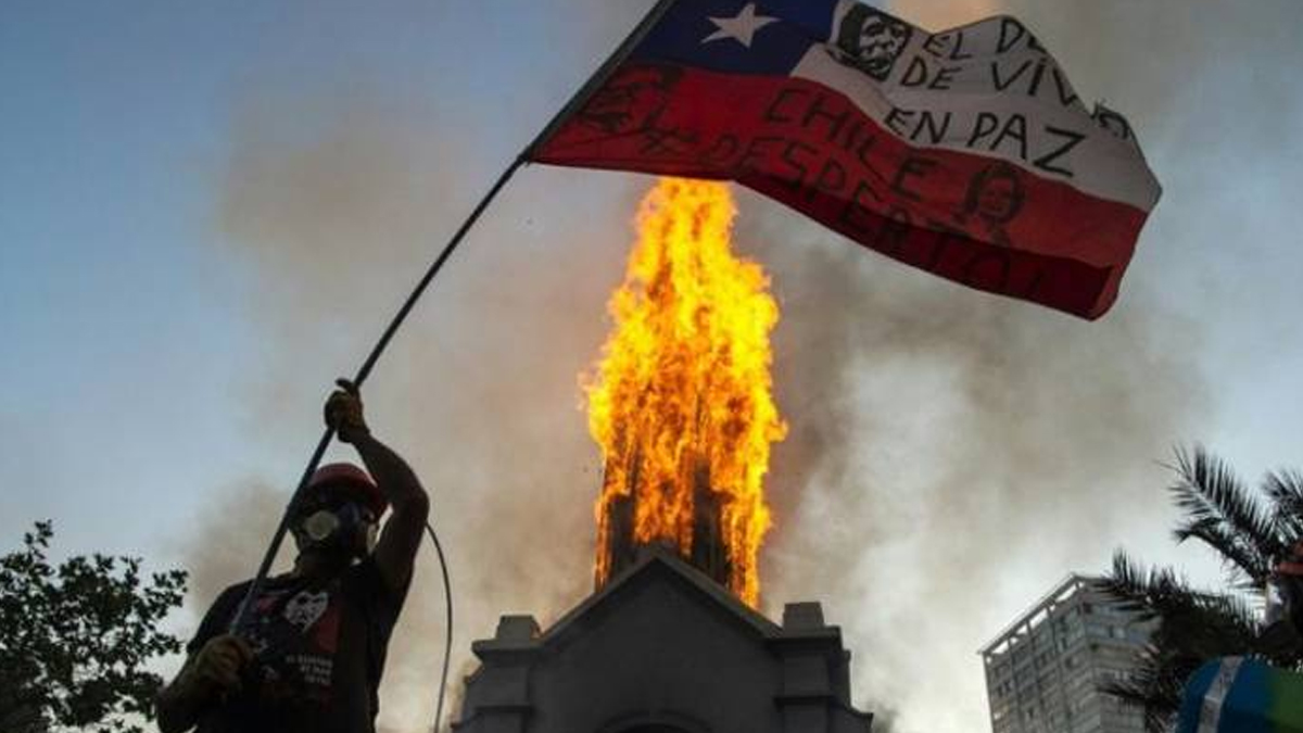 Şili'de protestolar yeniden başladı: İki kilise ateşe verildi